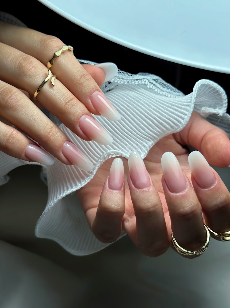 Aura nails di Chiara Galluzzi — estetista a Roma
