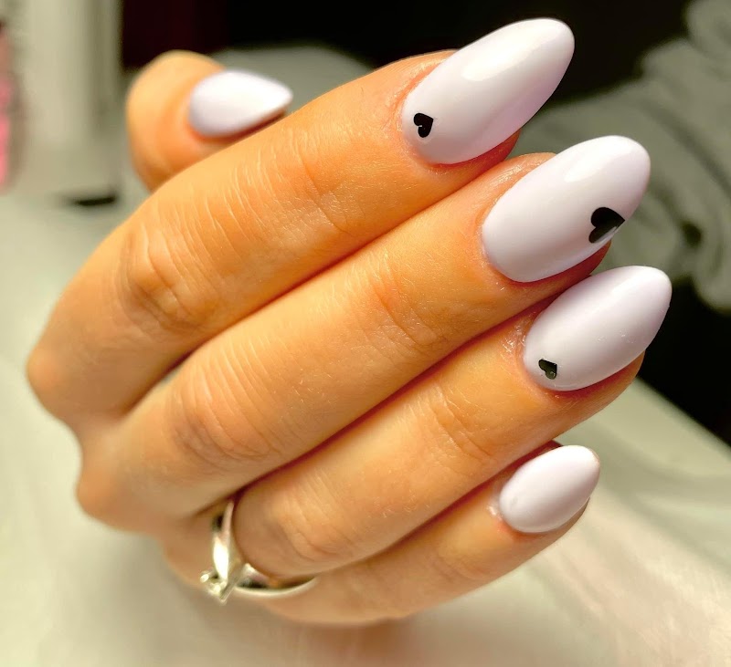 Nails & Beauty Salon — estetista a Anzio