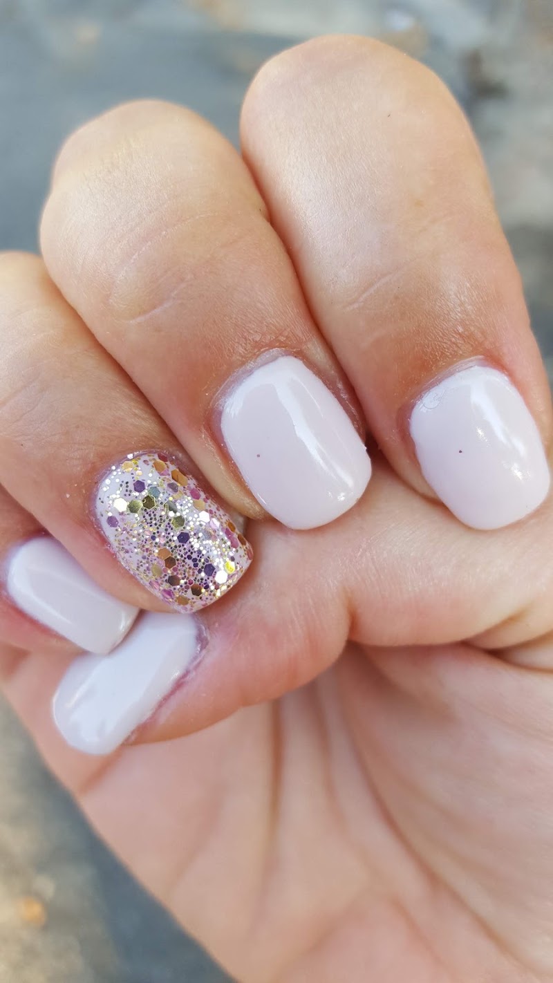 Fashion Nails - Centro Estetico Fabiola Bruni — estetista a Anzio