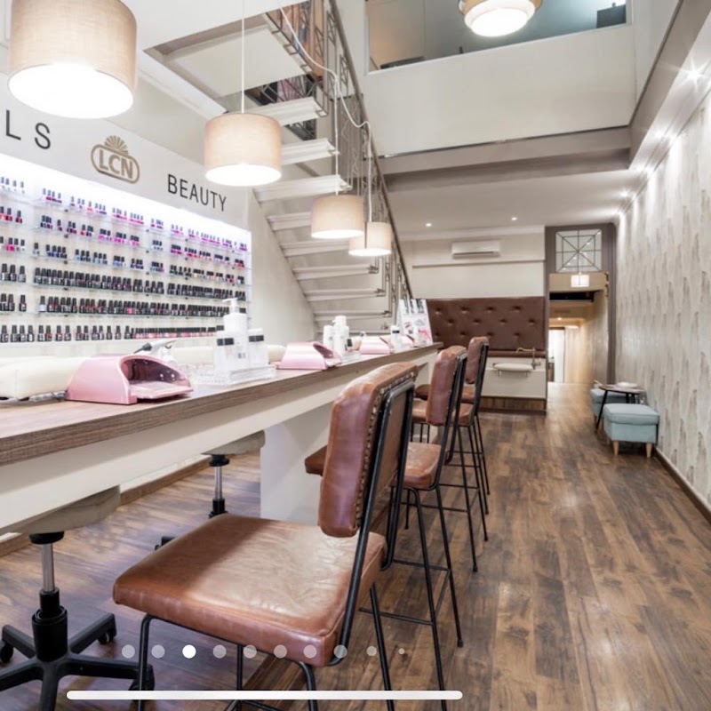 Nailbar Speakeasy - Centro Estetico — estetista a Pompei