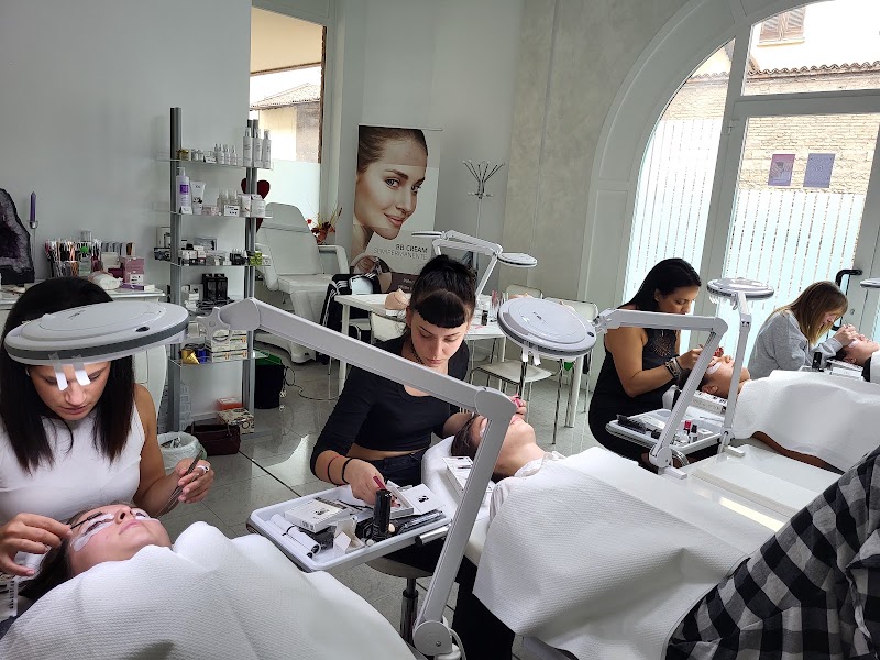 Master Nail Arts di Dorina Vancea — estetista a Treviglio