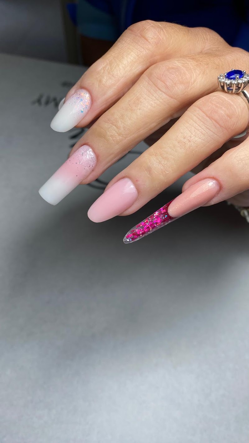 LS Nails & Beauty — estetista a Frosinone