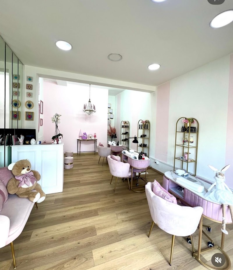 NAIL BOUTIQUE — estetista a Adrano