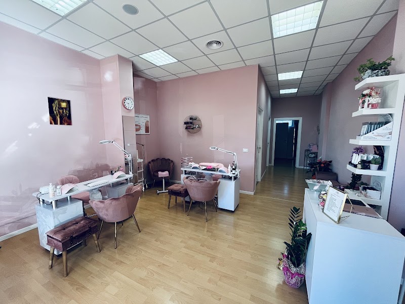 Luxury Nails — estetista a Albano Laziale